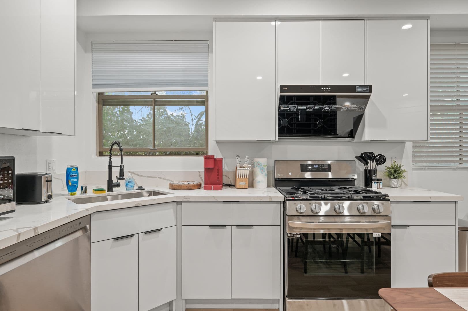 Los Angeles Apartment: 5401 Carlin Street