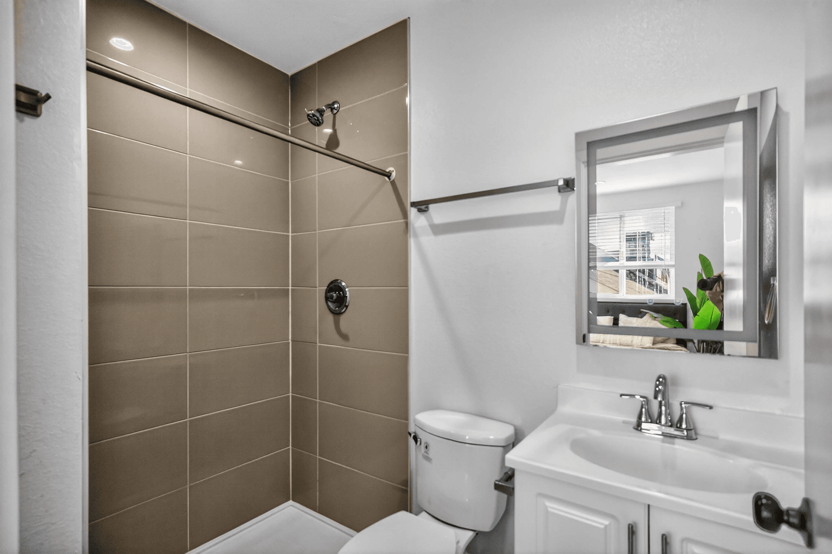 Los Angeles Apartment: 1530 West 37th Street