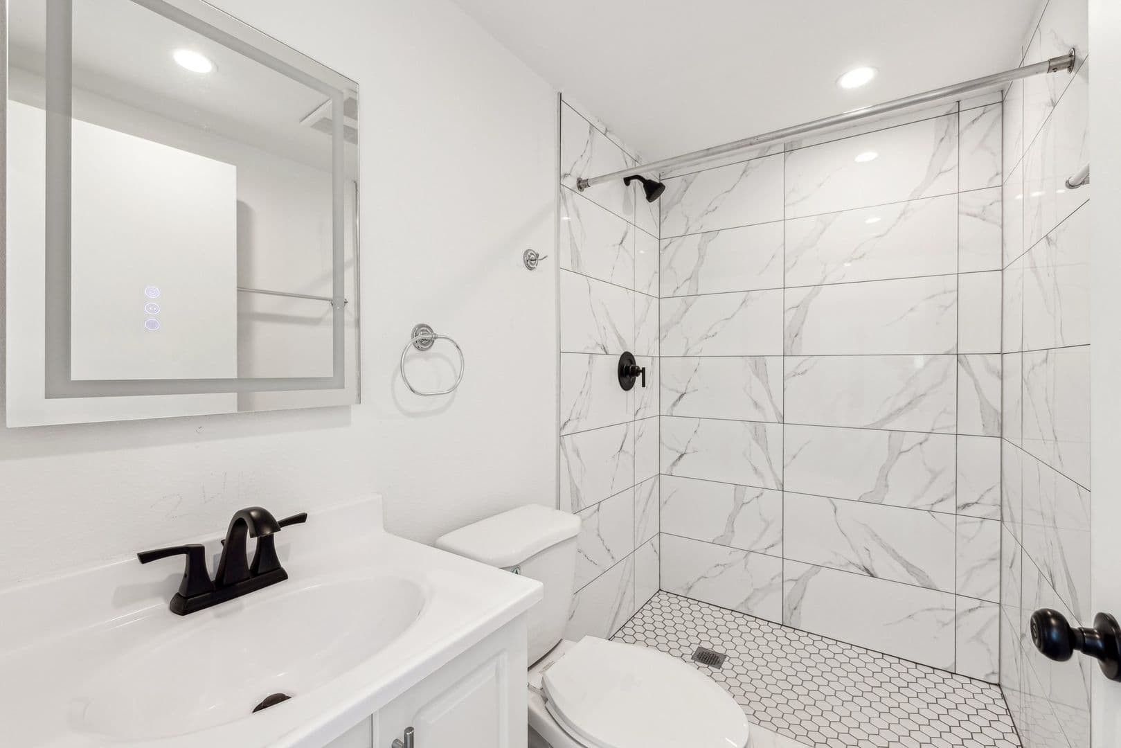 Los Angeles Apartment: 1252 West 37th Street
