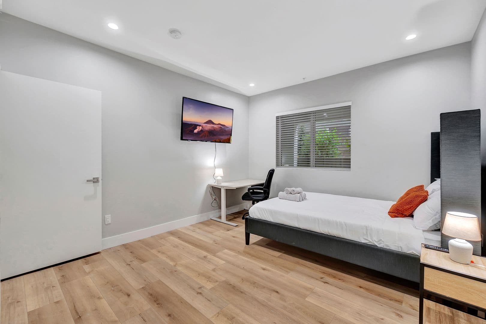 Los Angeles Apartment: 546 North Harvard Boulevard