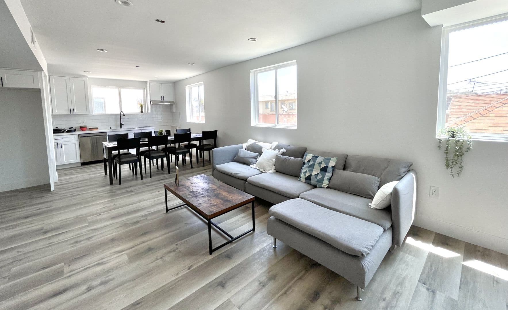 Los Angeles Apartment: 1314 West 35th Place