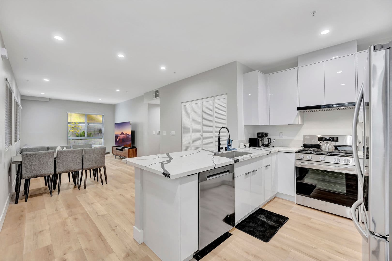 Los Angeles Apartment: 546 North Harvard Boulevard