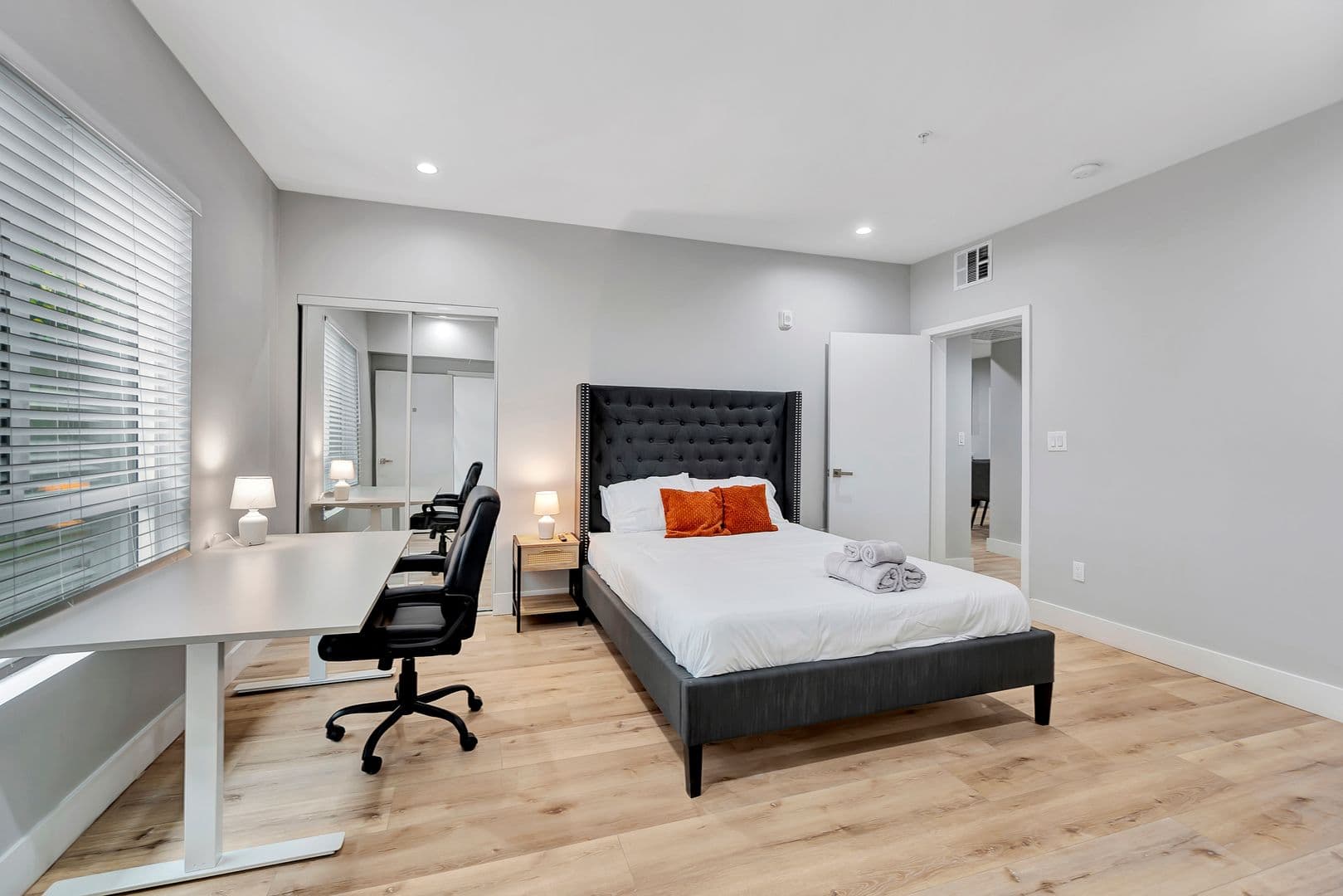 Los Angeles Apartment: 546 North Harvard Boulevard
