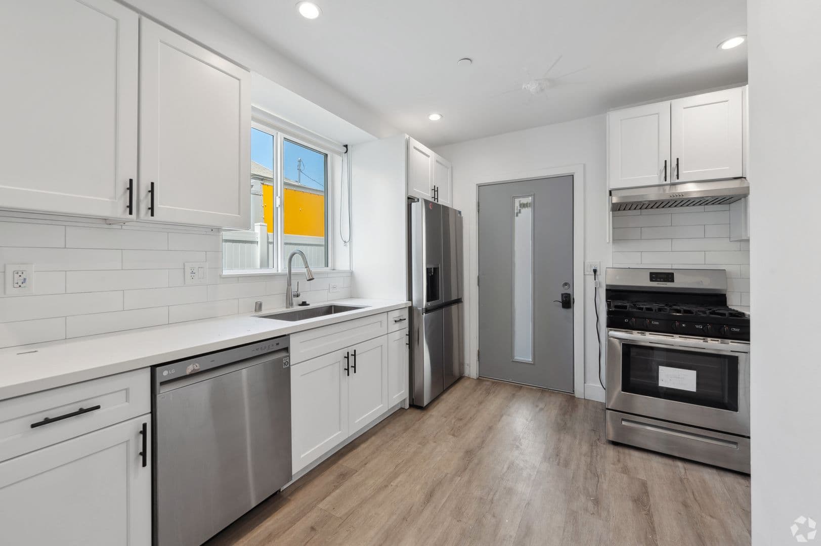 Los Angeles Apartment: 2013 Raymond Avenue