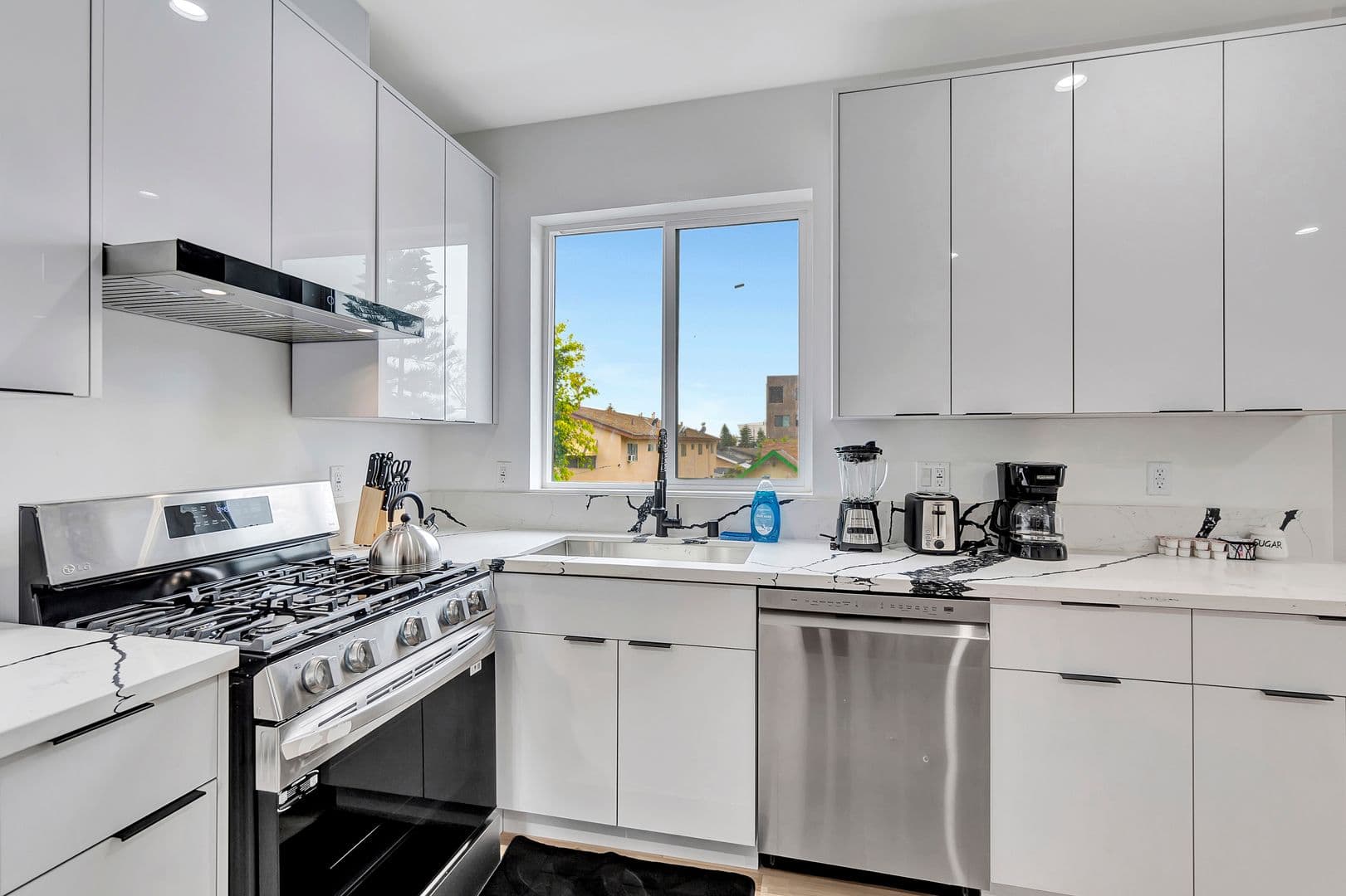 Los Angeles Apartment: 546 North Harvard Boulevard