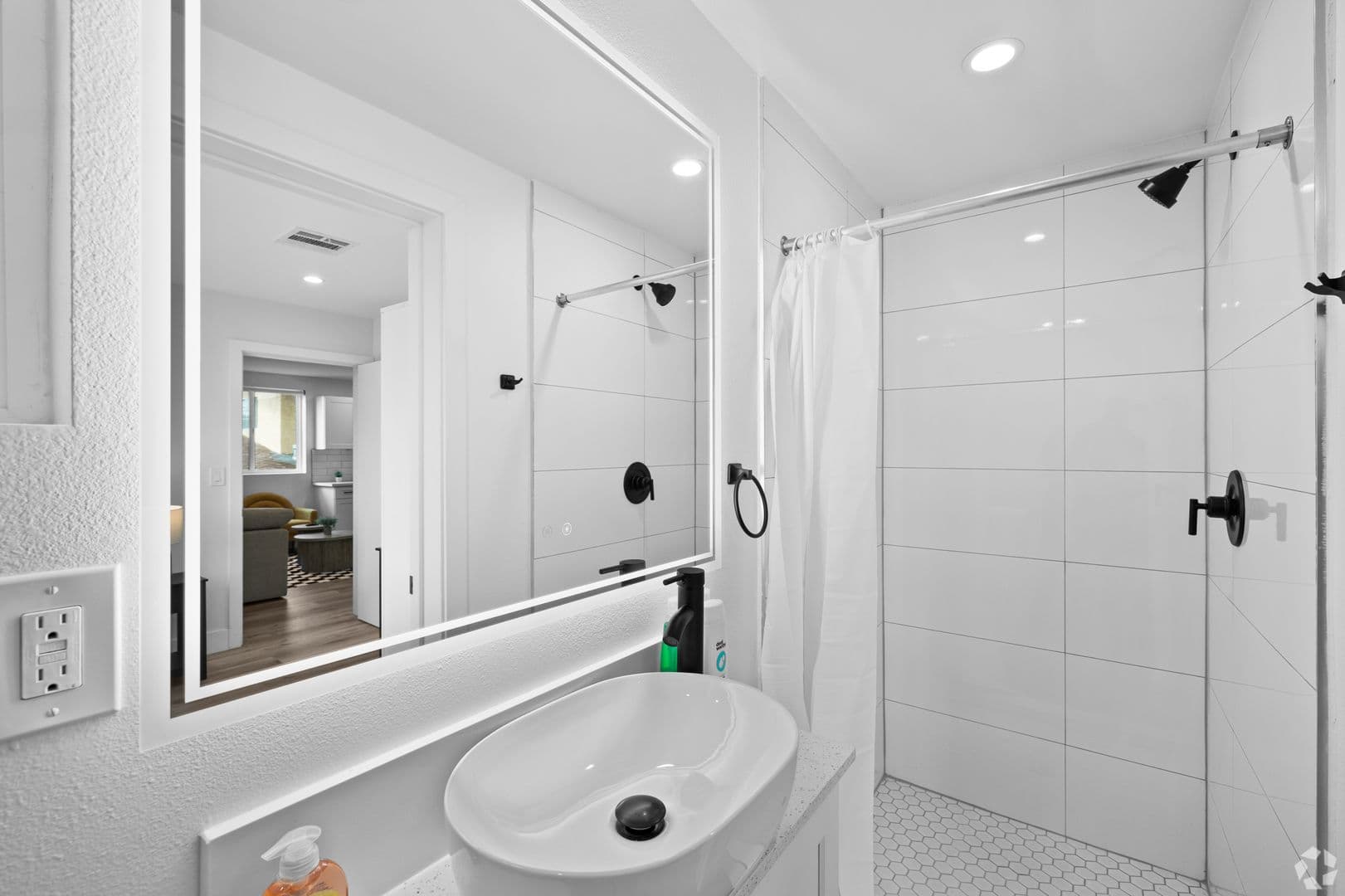 Los Angeles Apartment: 5401 Carlin Street