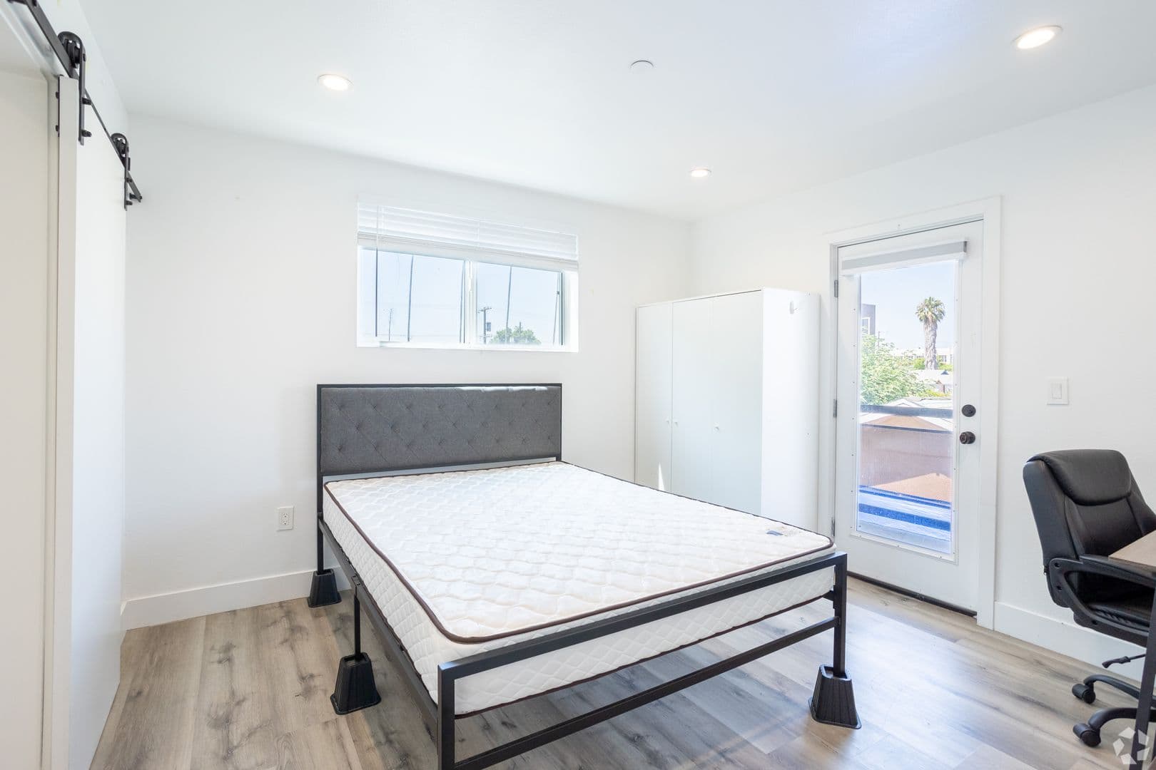 Los Angeles Apartment: 1530 West 37th Street