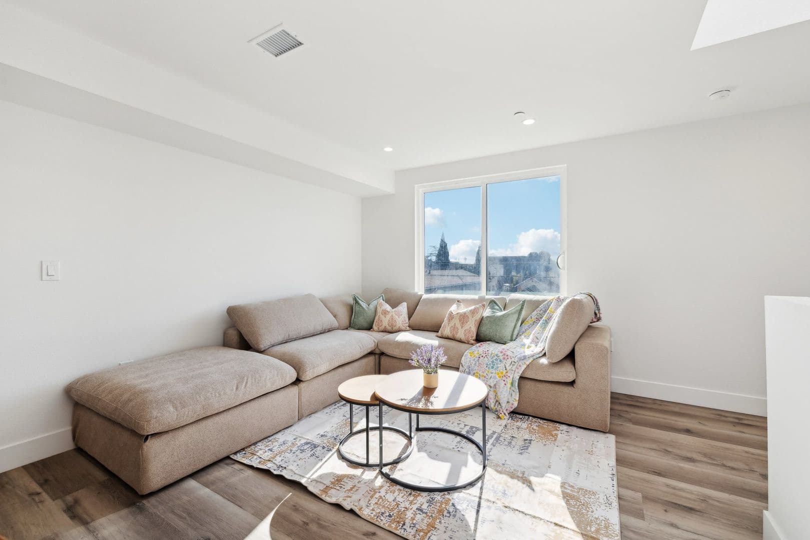 Los Angeles Apartment: 3507 1/2 South Budlong Avenue