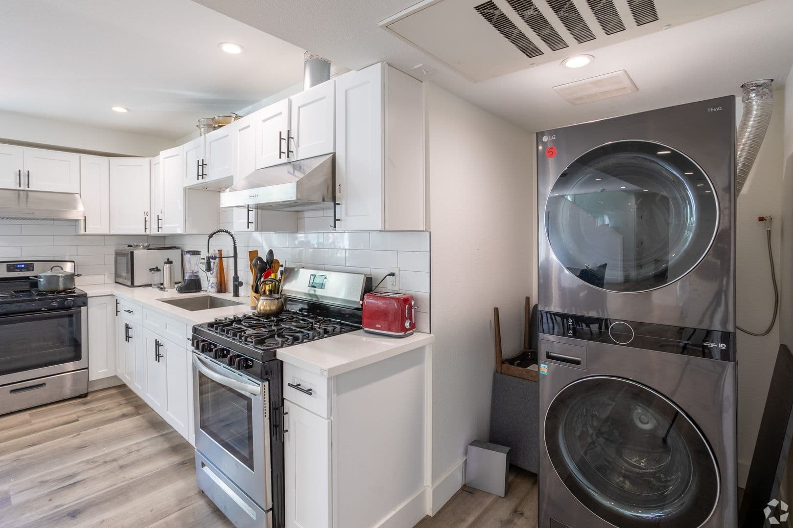 Los Angeles Apartment: 1530 West 37th Street