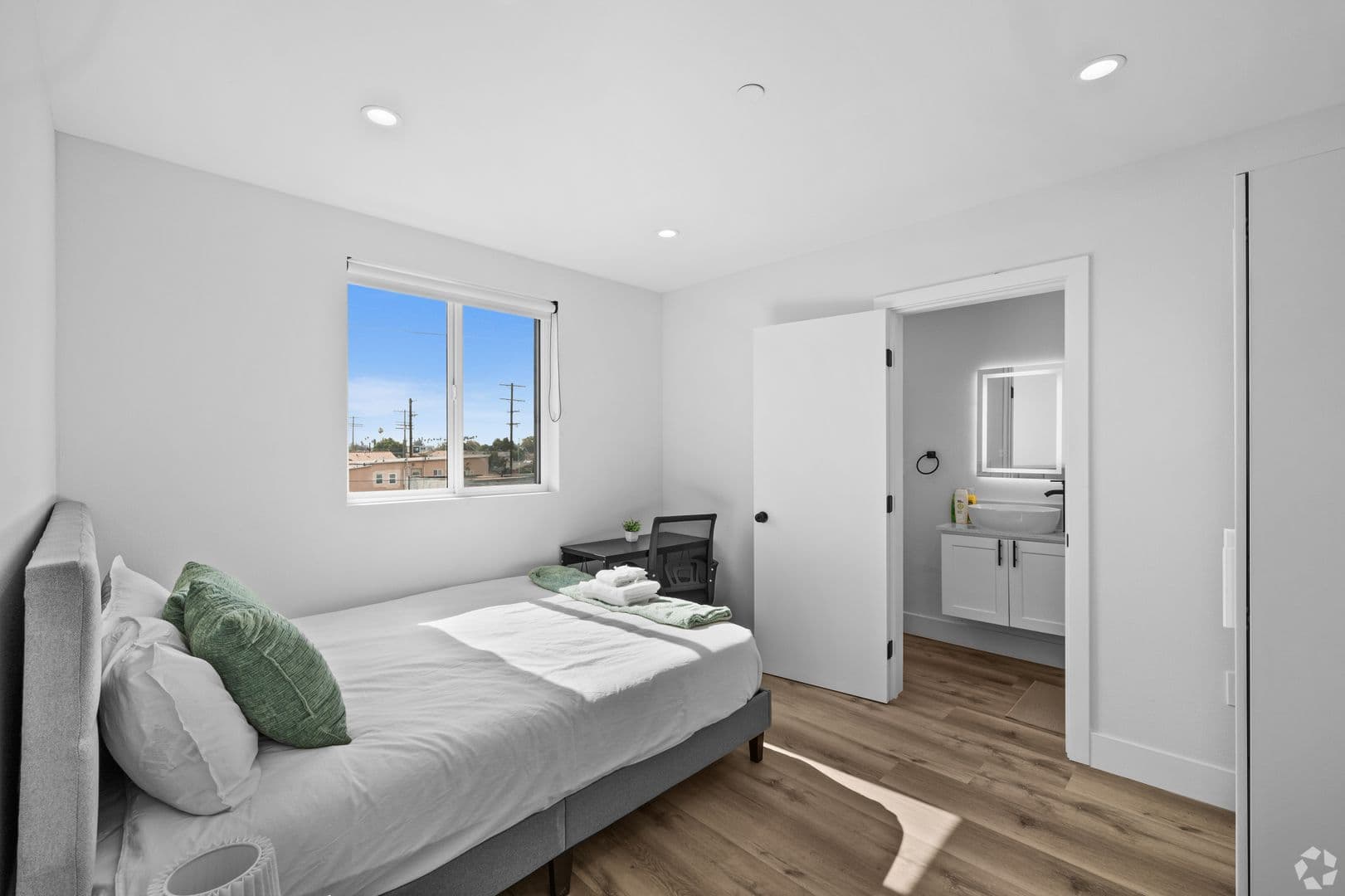 Los Angeles Apartment: 1252 West 37th Street