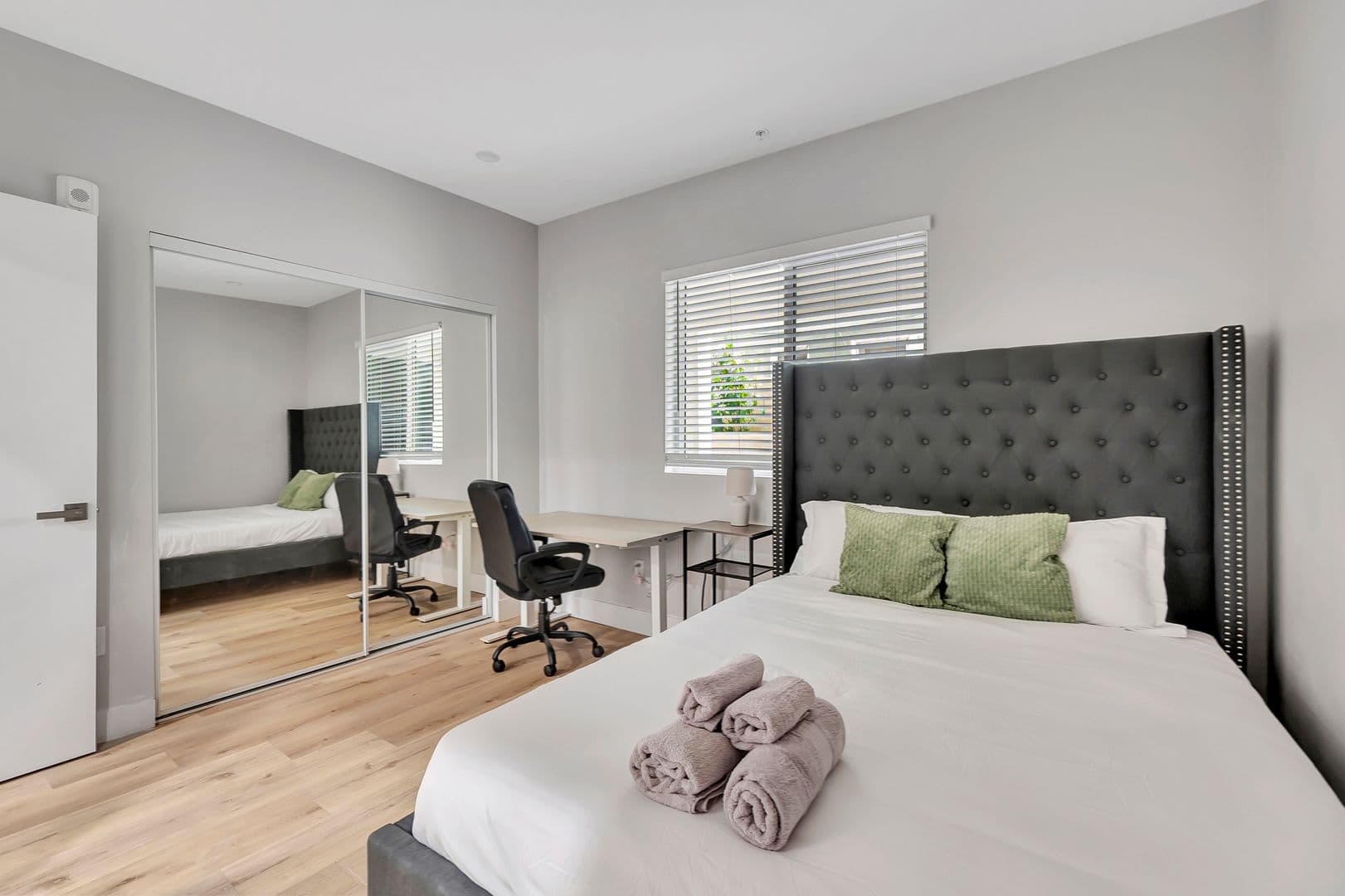 Los Angeles Apartment: 546 North Harvard Boulevard