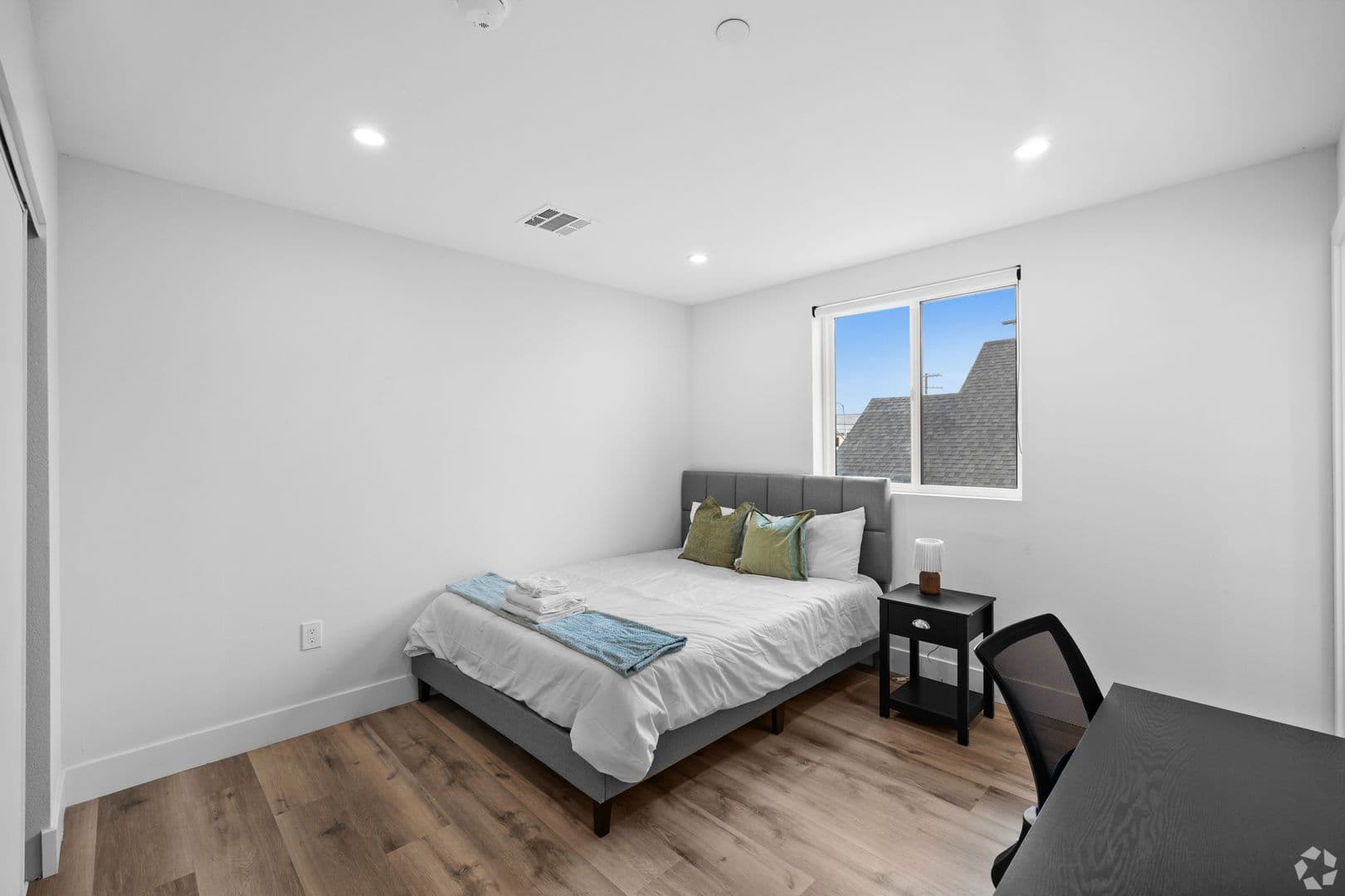 Los Angeles Apartment: 1419 West 35th Street