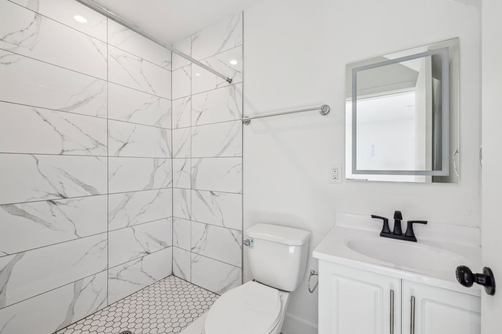 Los Angeles Apartment: 3507 1/2 South Budlong Avenue