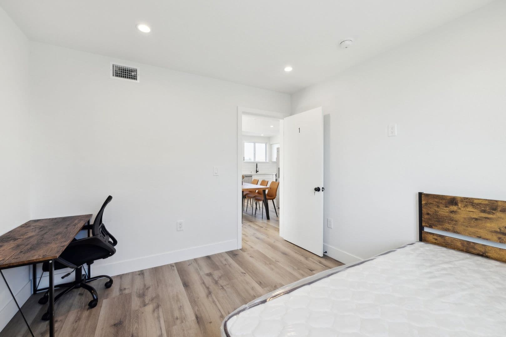 Los Angeles Apartment: 3507 1/2 South Budlong Avenue