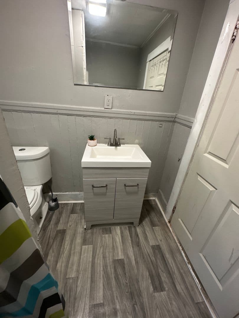 Shelby Apartment: 413 Tracy St - B