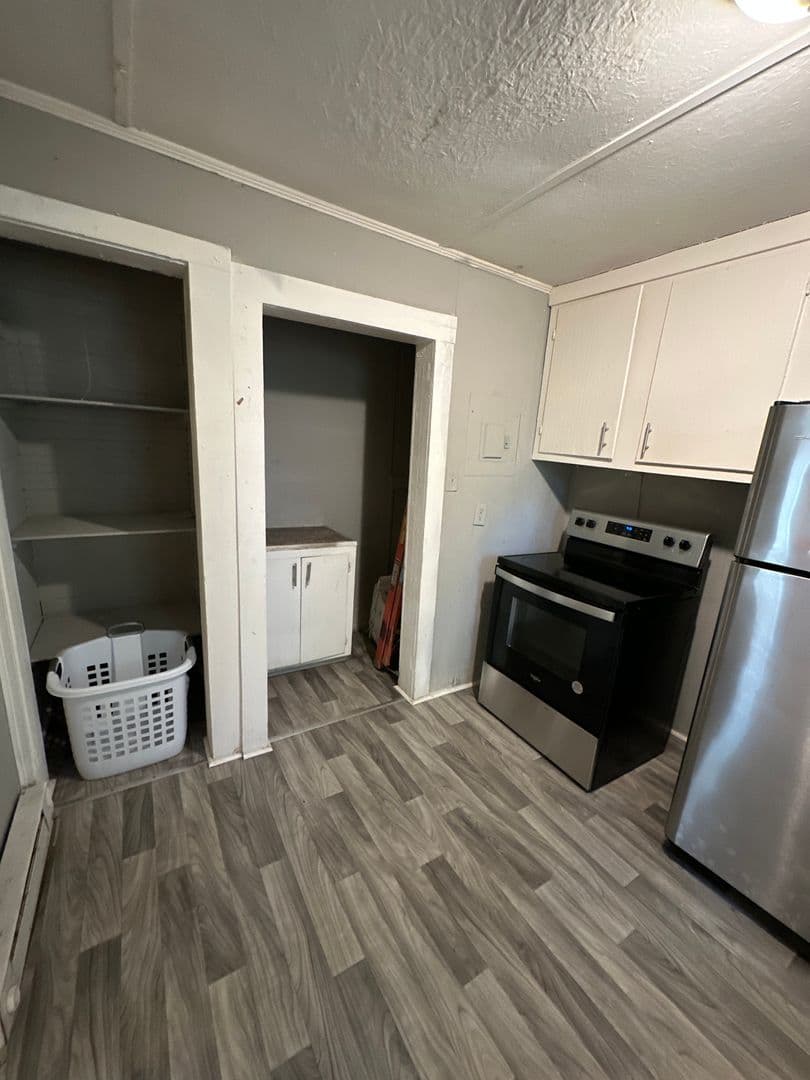 Shelby Apartment: 413 Tracy St - B