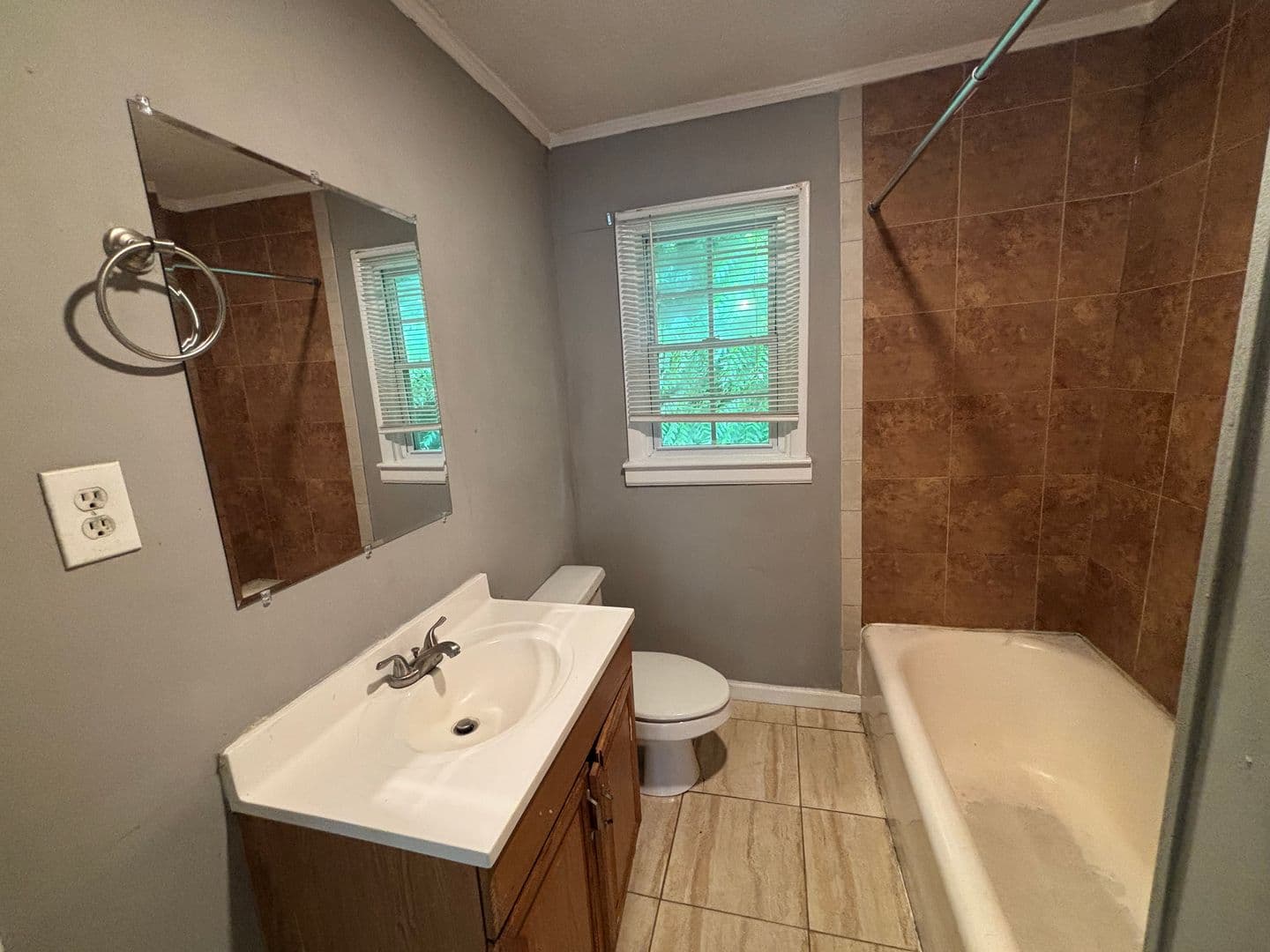 Dallas Apartment: 117/119 Pindal Circle