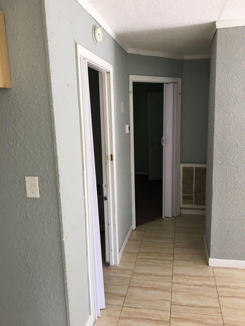 Dallas Apartment: 117/119 Pindal Circle
