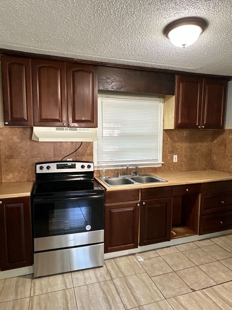 Dallas Apartment: 117/119 Pindal Circle