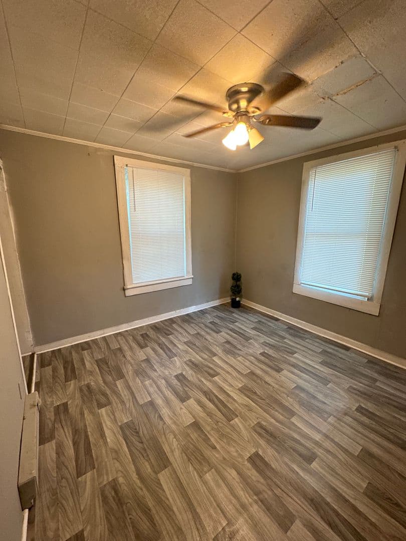 Shelby Apartment: 413 Tracy St - B