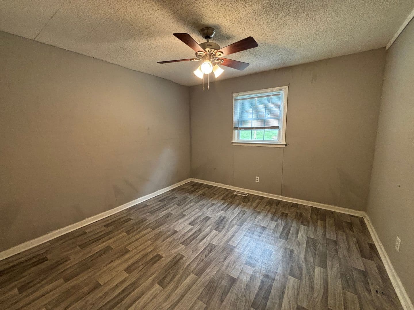 Dallas Apartment: 117/119 Pindal Circle