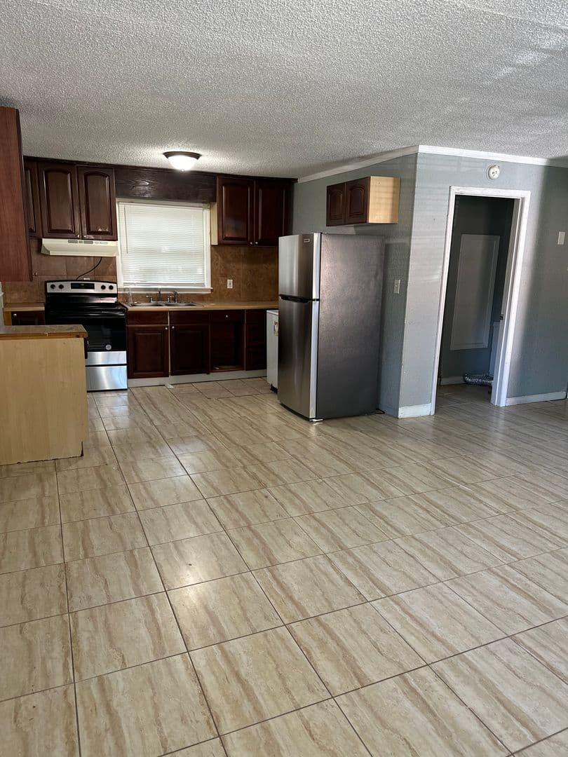 Dallas Apartment: 117/119 Pindal Circle