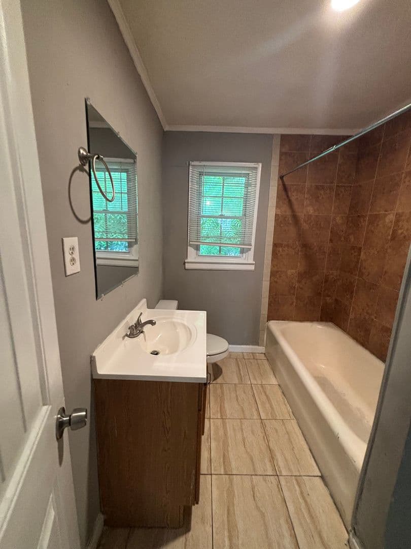 Dallas Apartment: 117/119 Pindal Circle