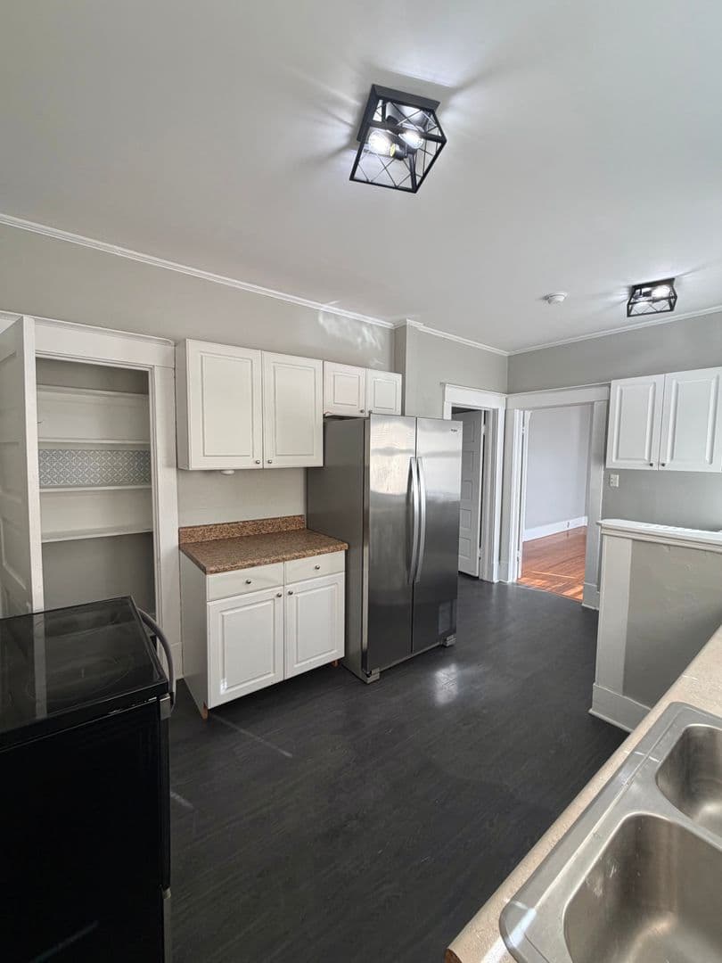 Savannah Apartment: 201 E 49th st Upper