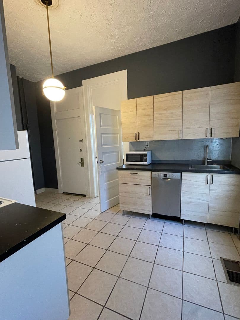 Savannah Apartment: 123 W 41st