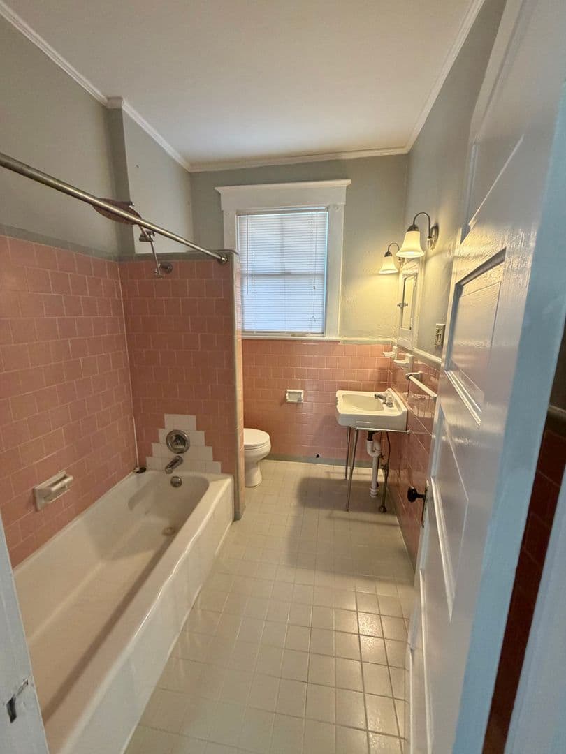 Savannah Apartment: 201 E 49th st Upper