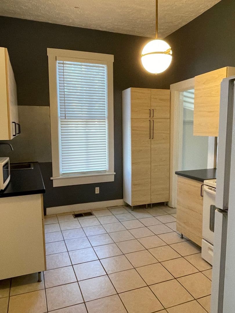 Savannah Apartment: 123 W 41st