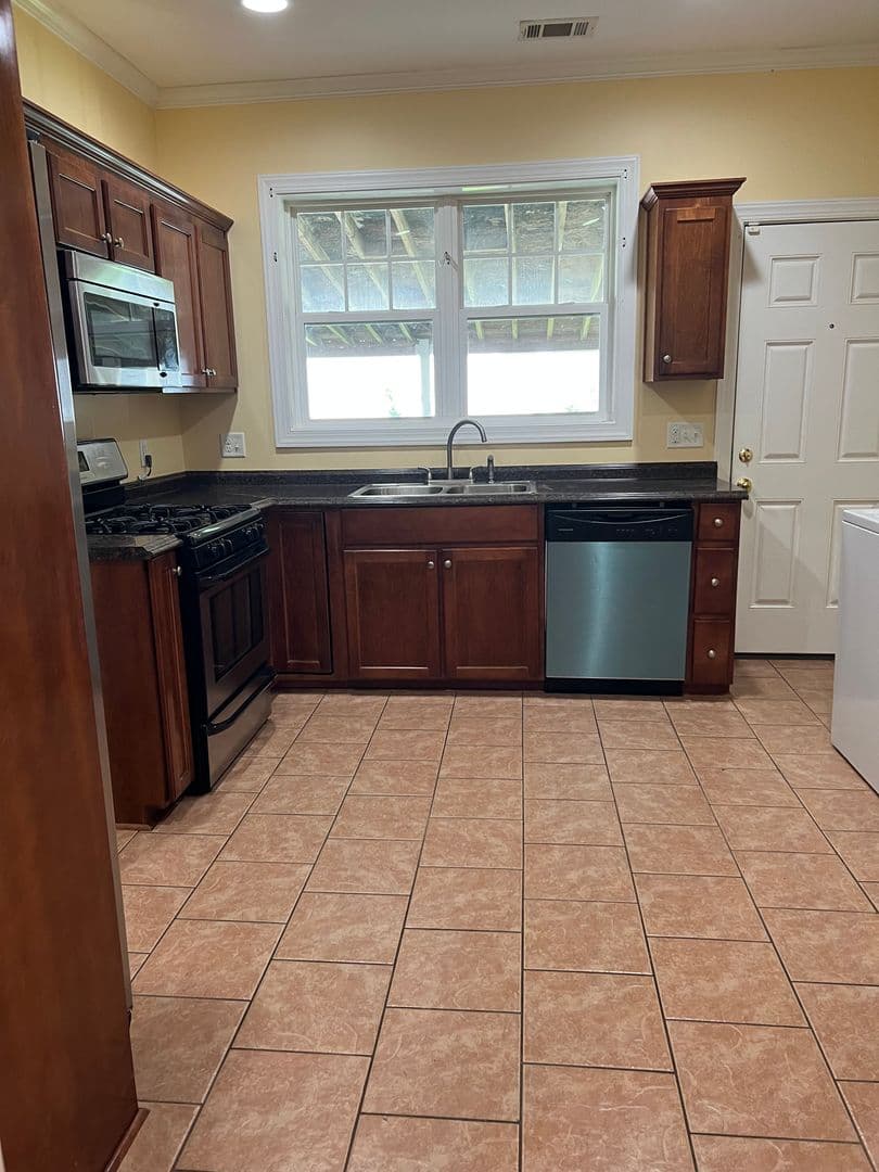 Savannah House: 308 E 40th st