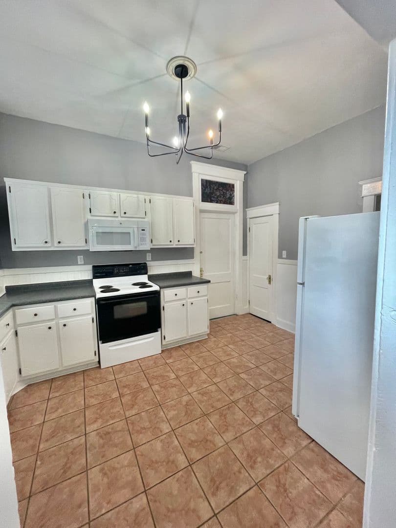 Savannah Apartment: 418 e 40th st