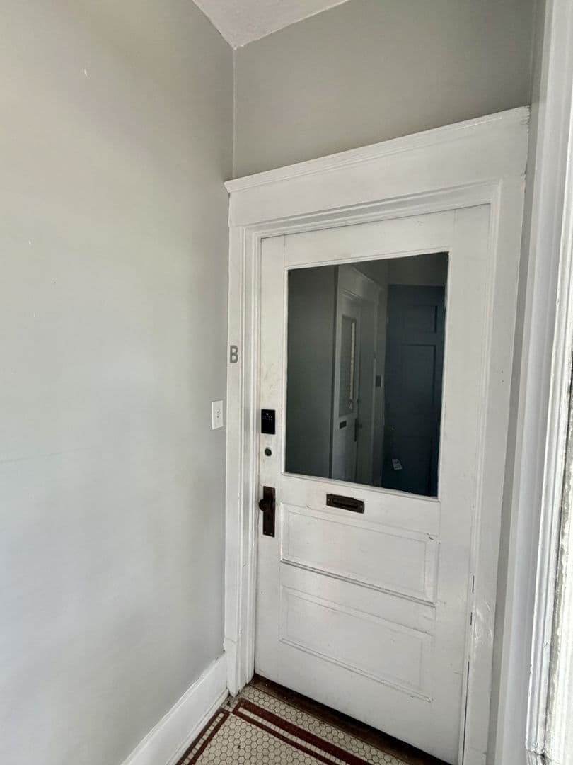 Savannah Apartment: 201 E 49th st Upper