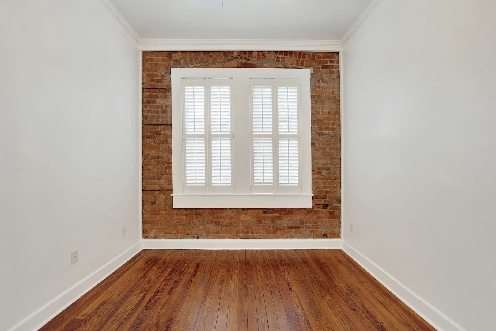 Savannah House: 125 E Broad St.