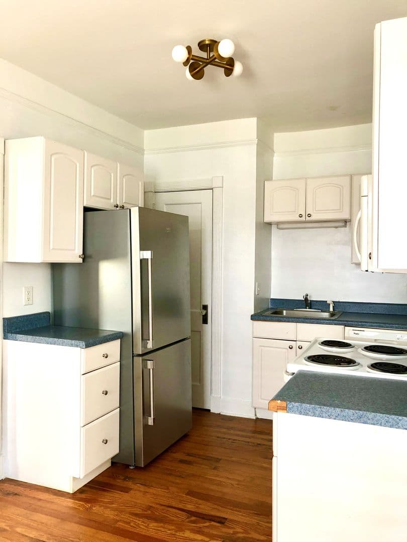 Savannah Apartment: 660 E 40th st