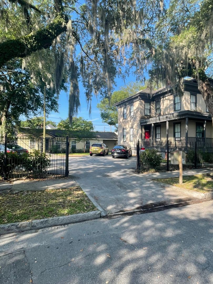 Savannah Apartment: 123 W 41st