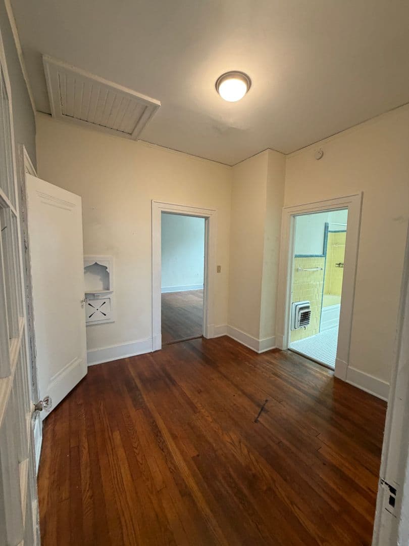 Savannah House: 138 East 48th st