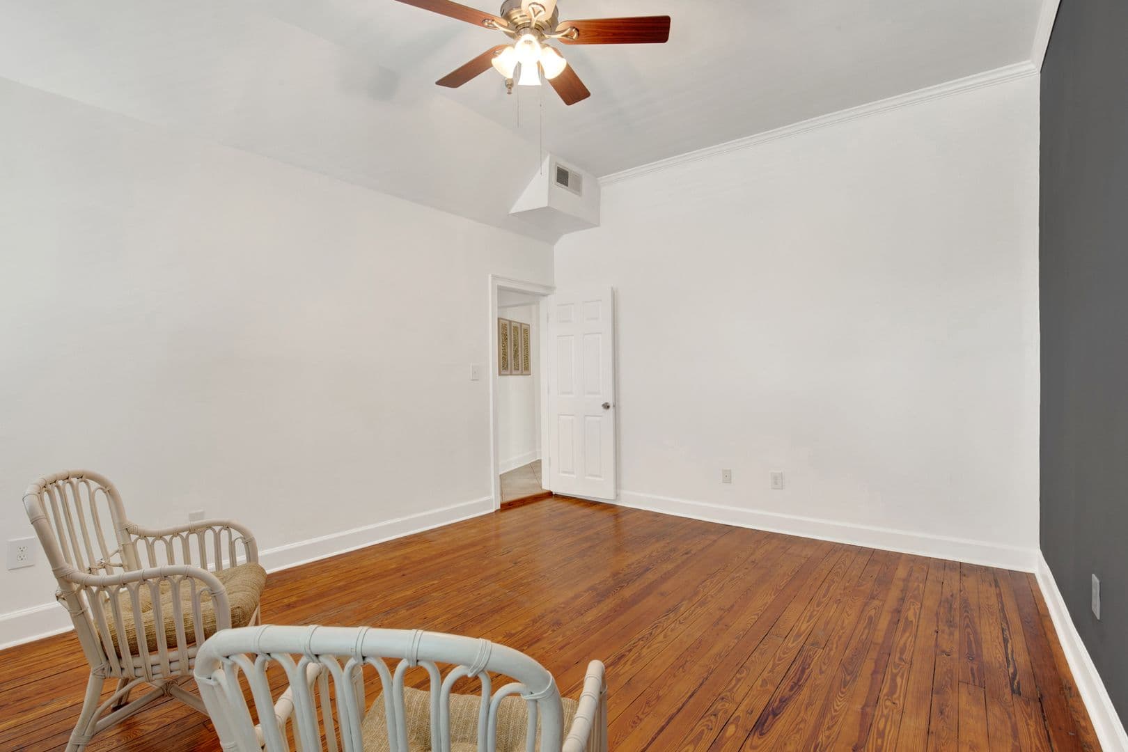 Savannah House: 125 E Broad St.