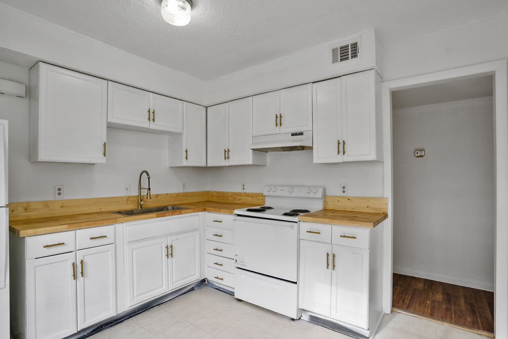 Savannah Apartment: 1220 E Victory Dr
