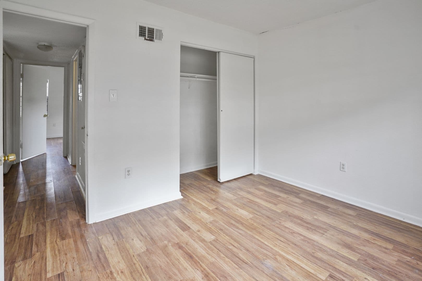 Savannah Apartment: 1220 E Victory Dr