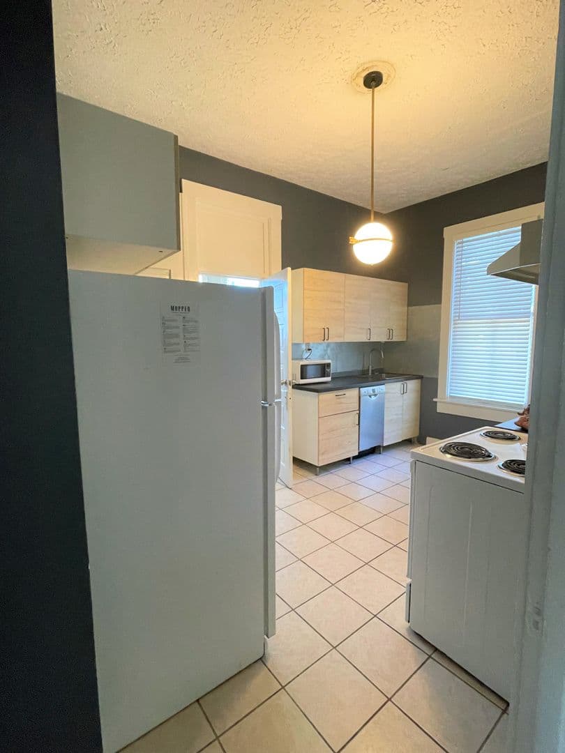 Savannah Apartment: 123 W 41st