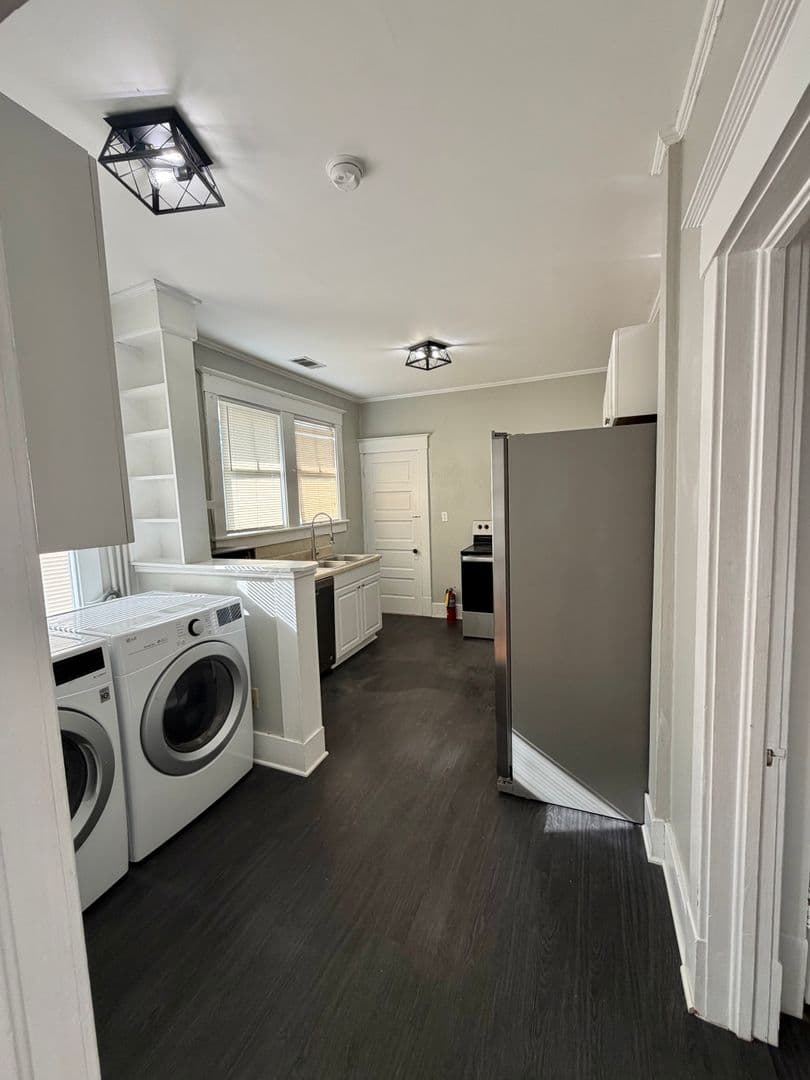 Savannah Apartment: 201 E 49th st Upper