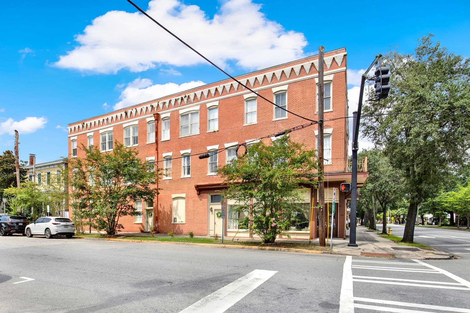 Savannah House: 125 E Broad St.