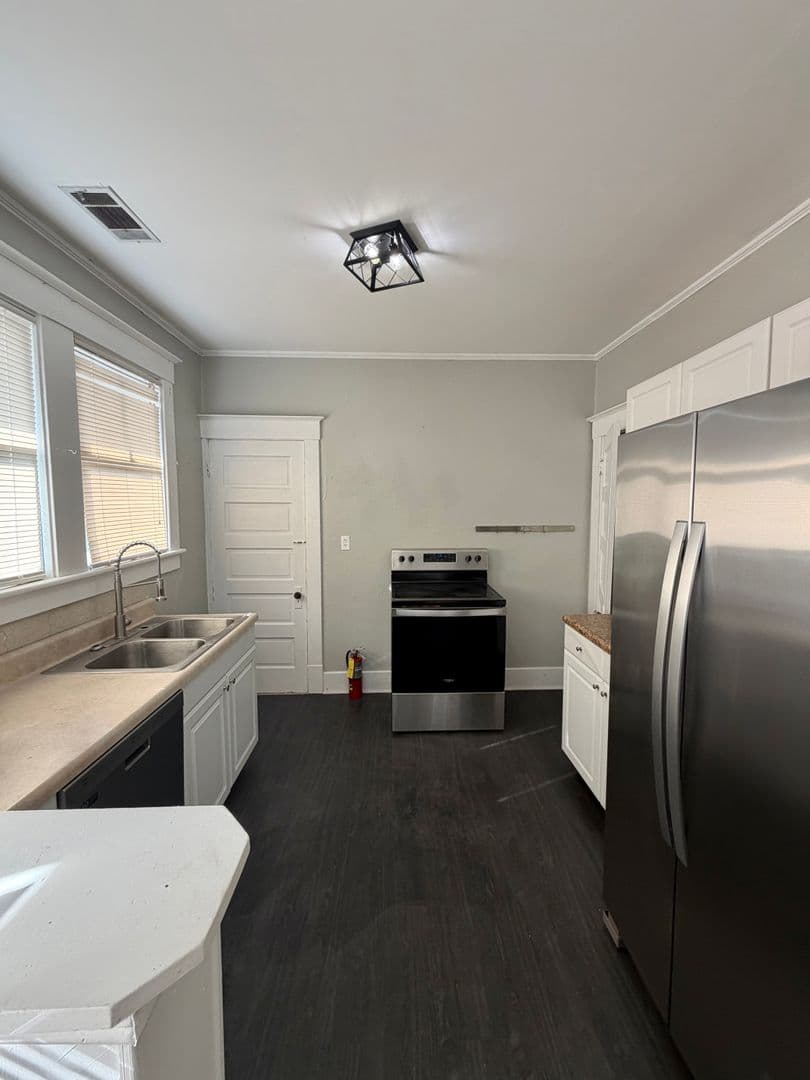 Savannah Apartment: 201 E 49th st Upper