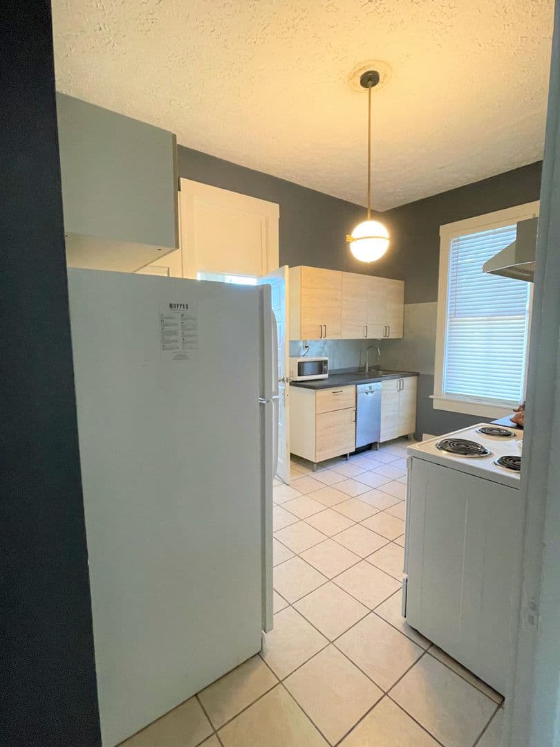 Savannah Apartment: 123 W 41st