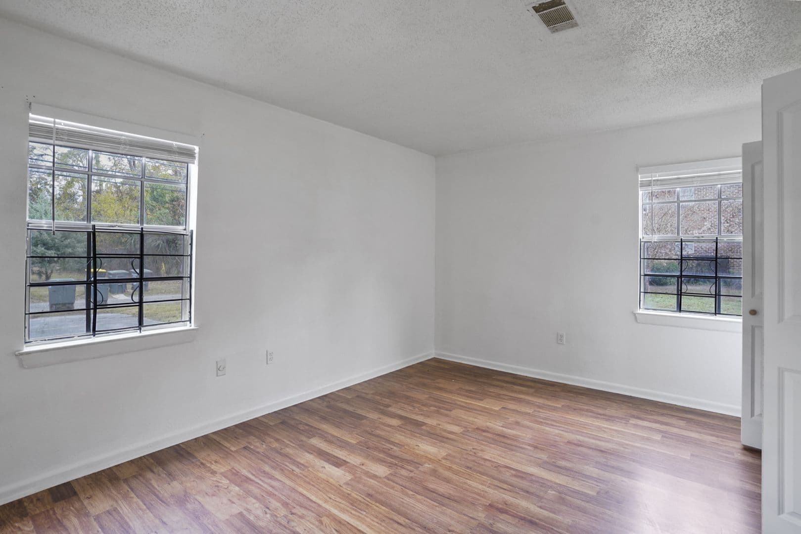 Savannah Apartment: 1220 E Victory Dr