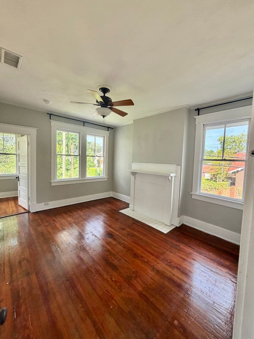 Savannah Apartment: 201 E 49th st Upper