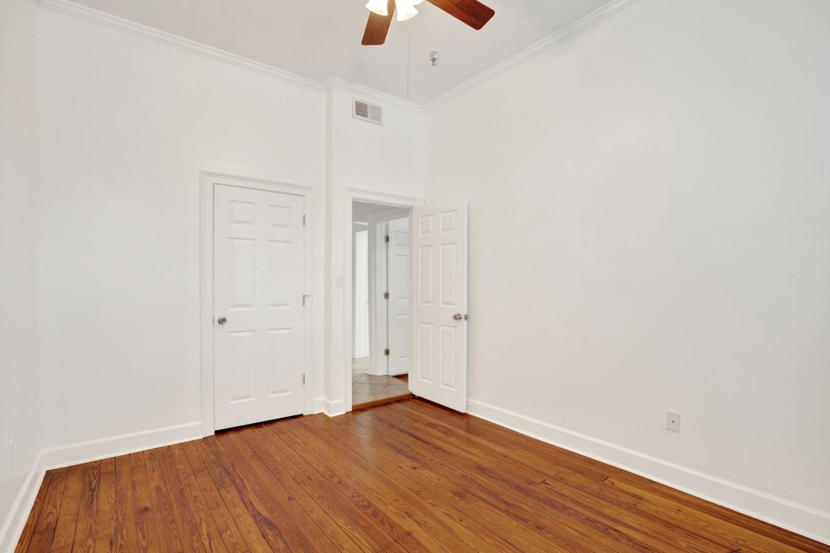 Savannah House: 125 E Broad St.