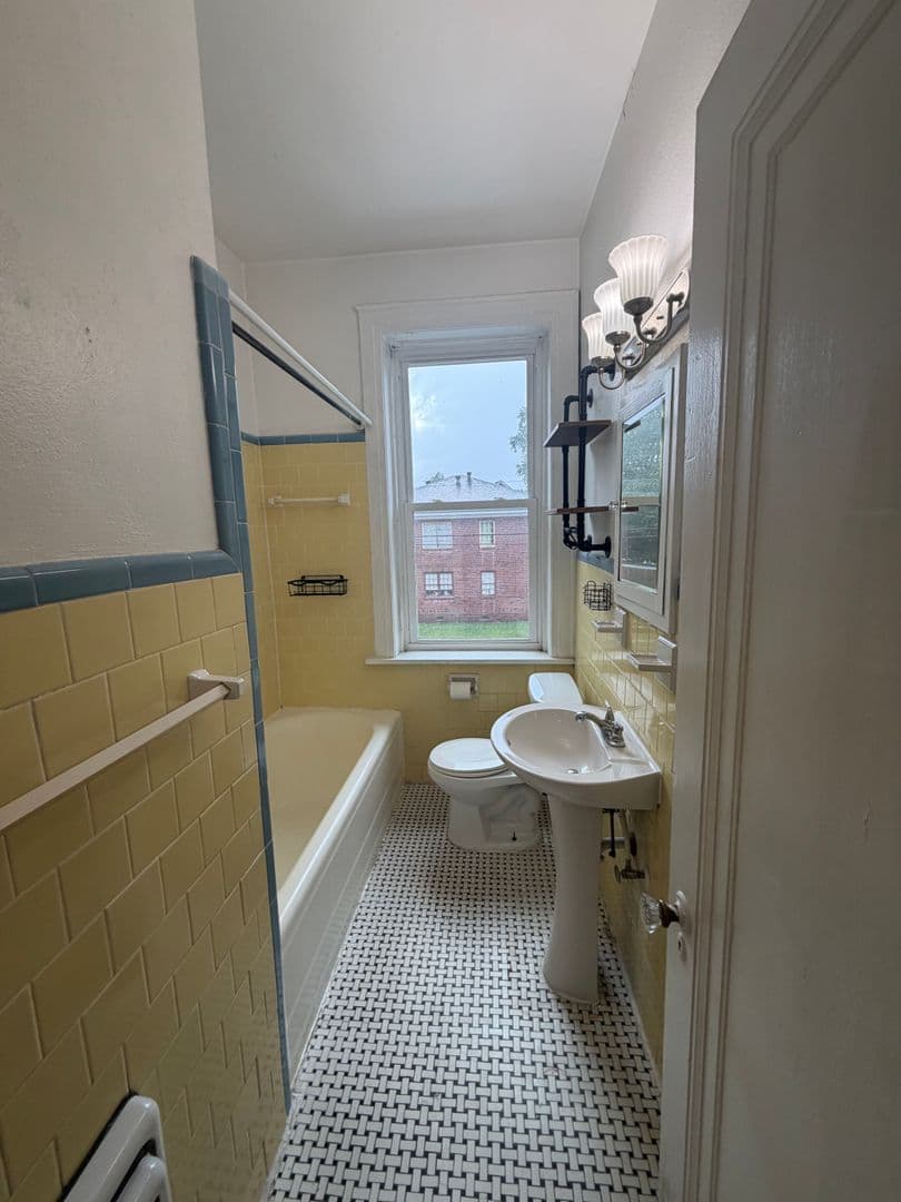 Savannah House: 138 East 48th st
